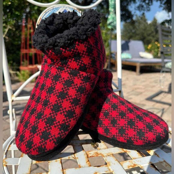Muk Luks Women Ankle High Boot Slippers Faux Fur Lined Size 9-10 Red Black Check - Picture 1 of 8
